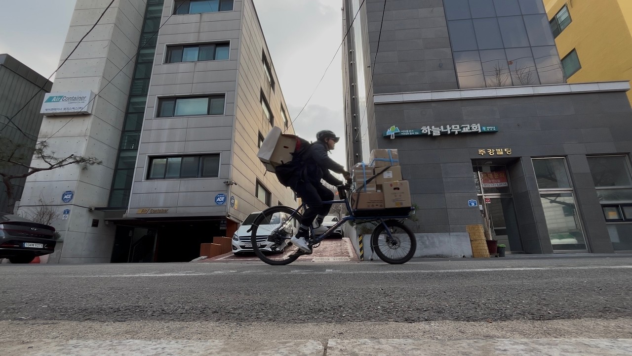 Bike Messenger in Seoul, with ambient music_2