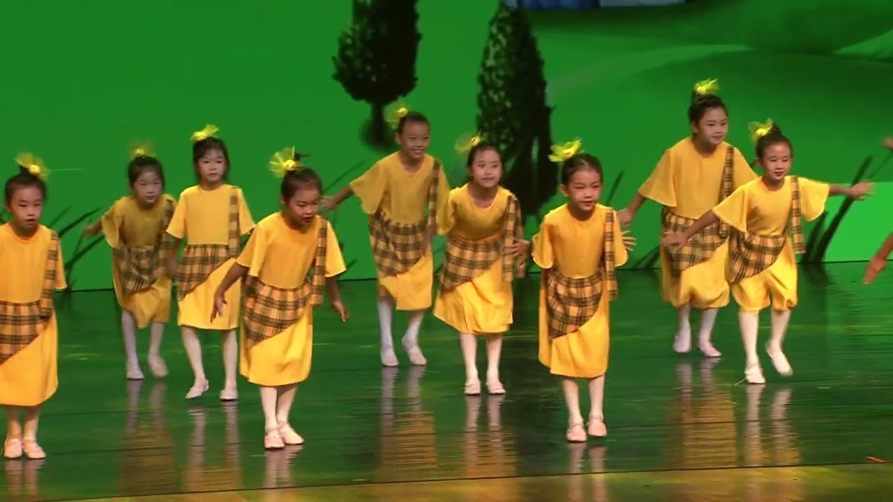 Little yellow duckies quacking in the early spring 小黄鸭嘎嘎嘎，春天啦