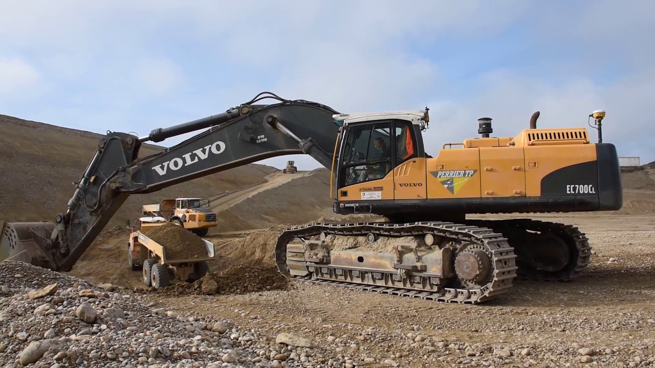 Volvo EC700C loading Volvo A35E and A35G