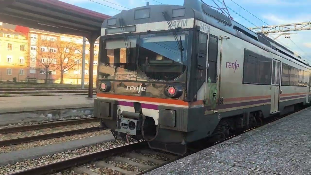 440-247 destino León saliendo de la estación de Ponferrada 