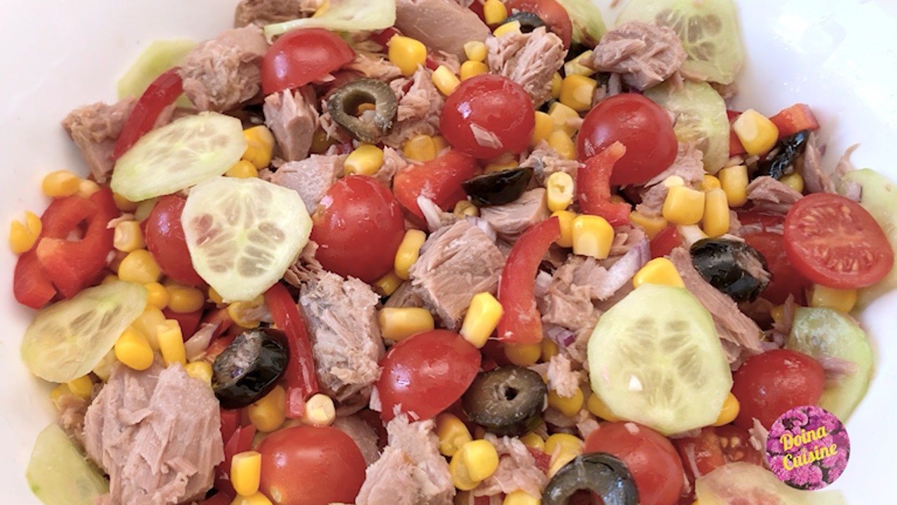 Explozie de gust: Salată de ton cu porumb dulce și legume proaspete.