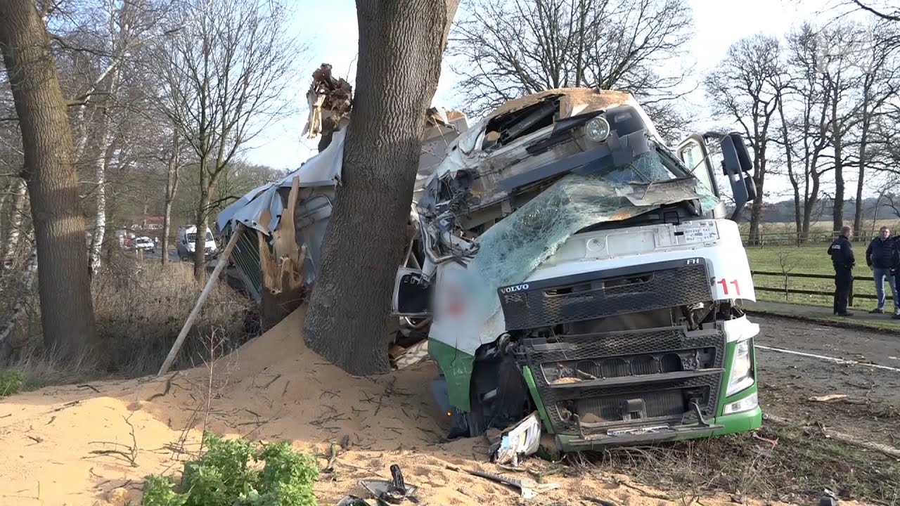 Huntlosen: Lkw prallt gegen Baum – Fahrer schwer verletzt
