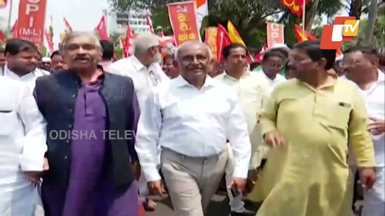 Congress stages protest at Raj Bhavan over Rahul Gandhi&rsquo;s disqualification