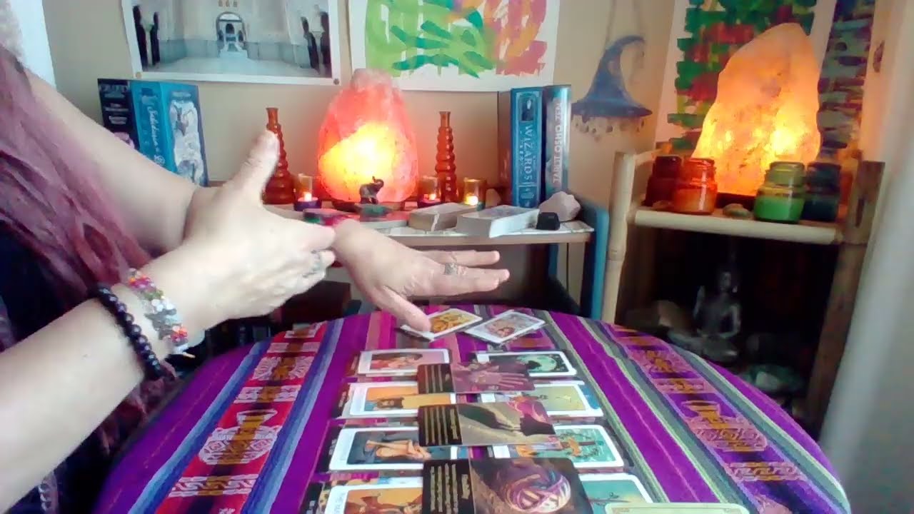 ESCORPIO!! 🔮 Alguien te ve tan fuerte como él/ella!! Esta persona te ve como su pareja, le gustas!!
