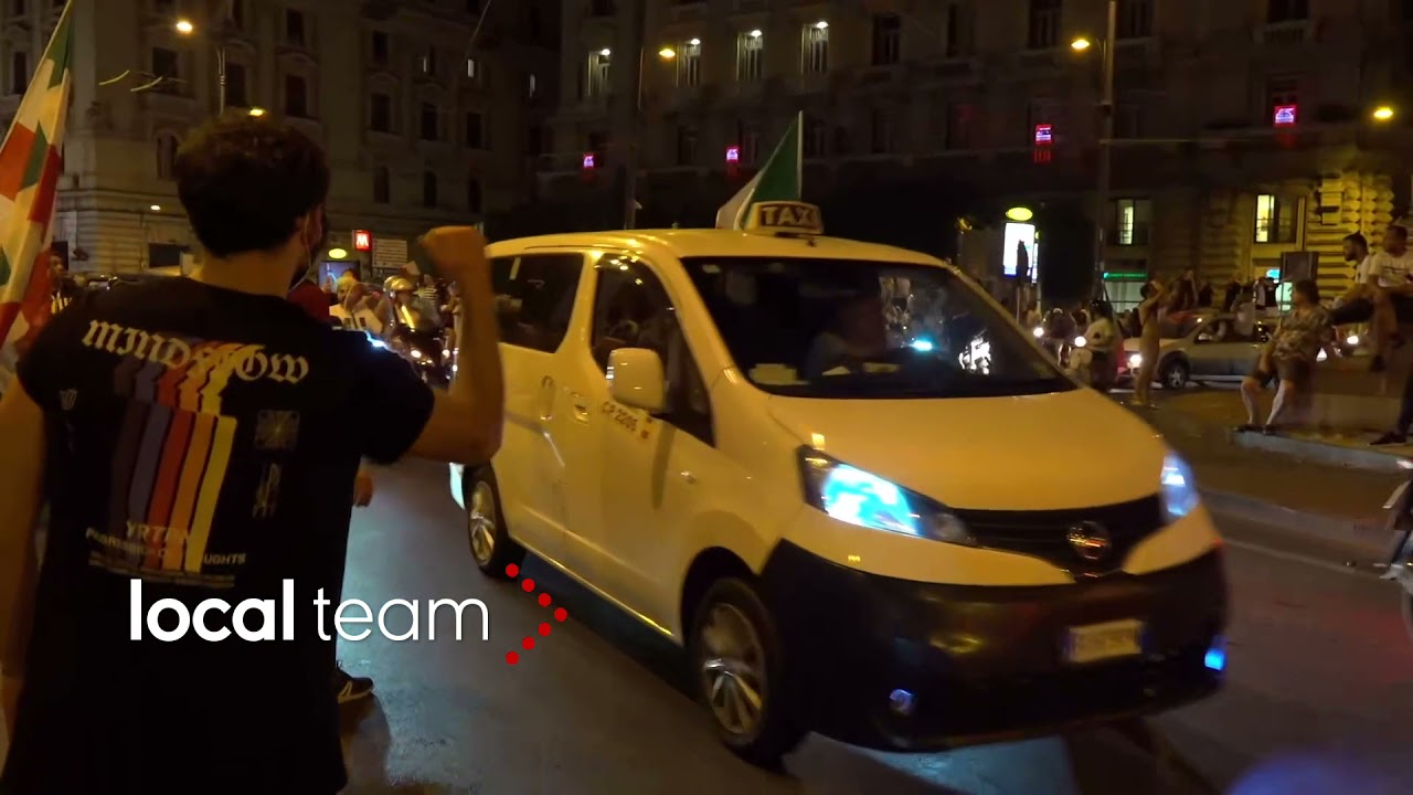 Europei, caroselli a Napoli : clacson e bandiere per le strade