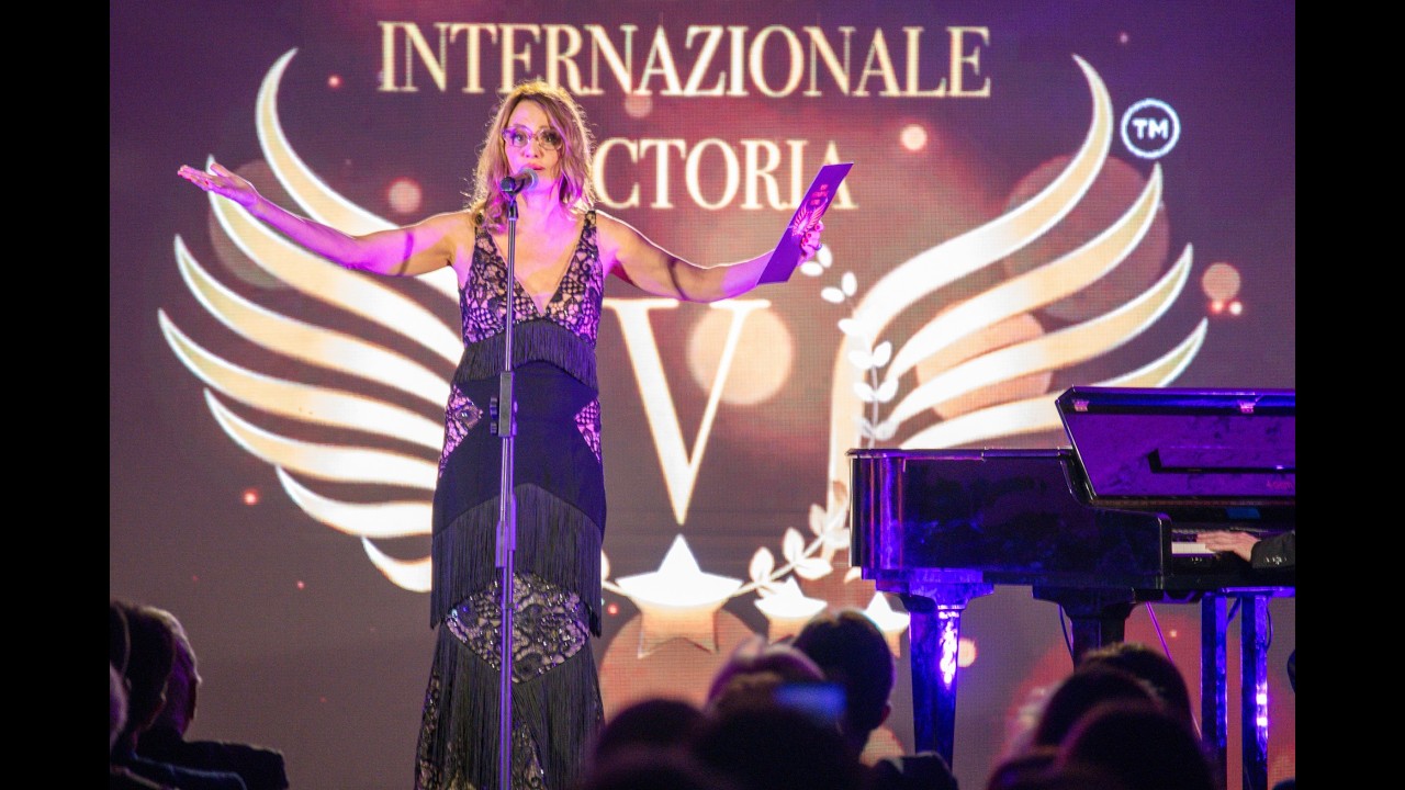 PREMIO INTERNAZIONALE VICTORIA 2025 organizzato da MONIA PALMIERI. ANTONELLA PONZIANI RECITA POESIA.