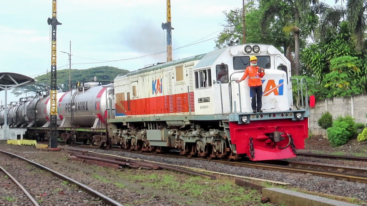 KERETA API UNIK MAJU MUNDUR BOLAK BALIK MENARIK GERBONG KETEL BBM DI STASIUN MALANG KOTA LAMA