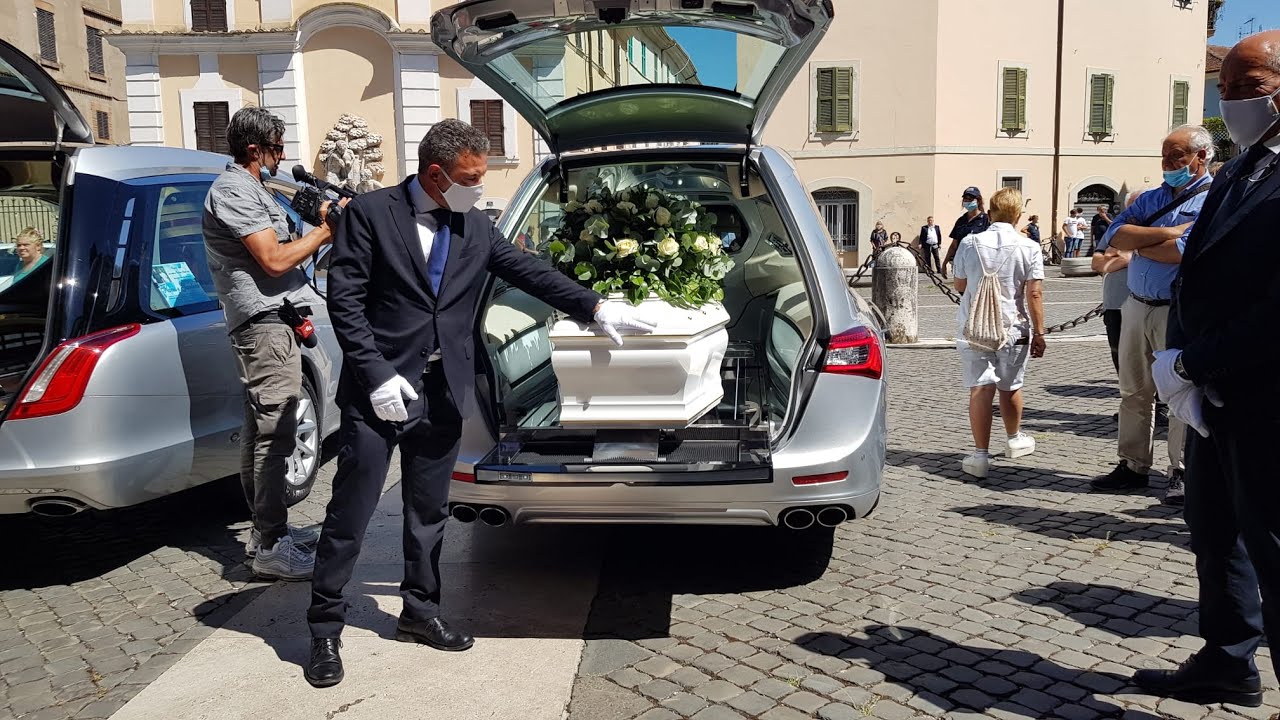 Terni, l'addio a Flavio e Gianluca: l'arrivo dei feretri in cattedrale