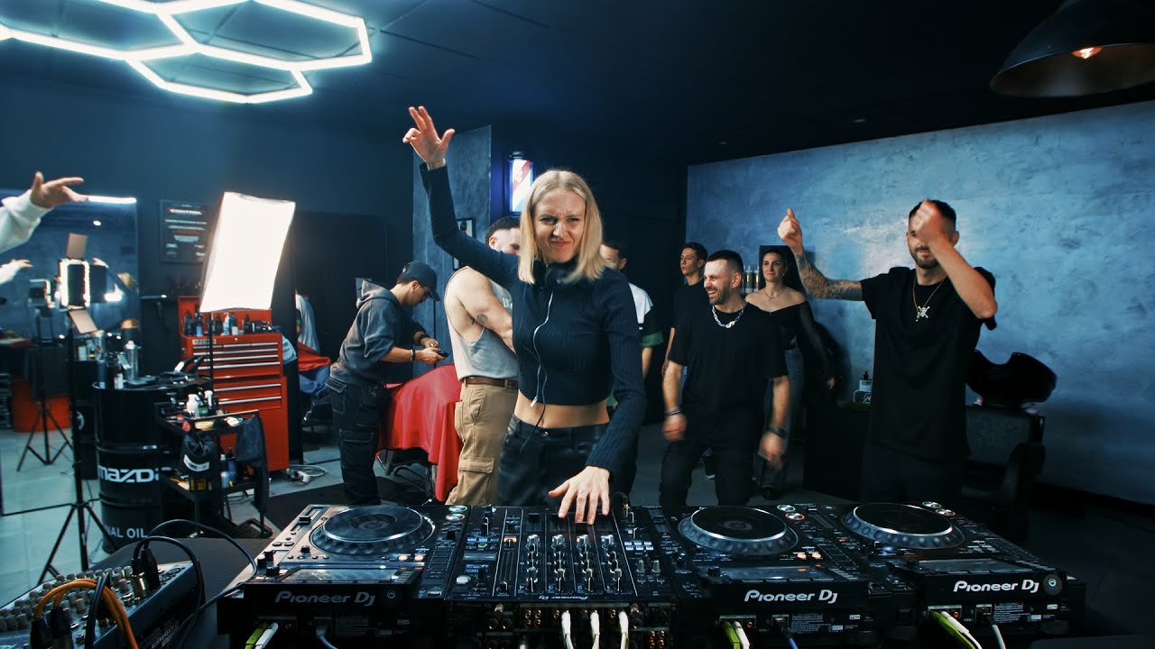 Hard-Hitting Techno & Acid Madness Live in a Barbershop! | BLONDEX - Freshcutsesh #5