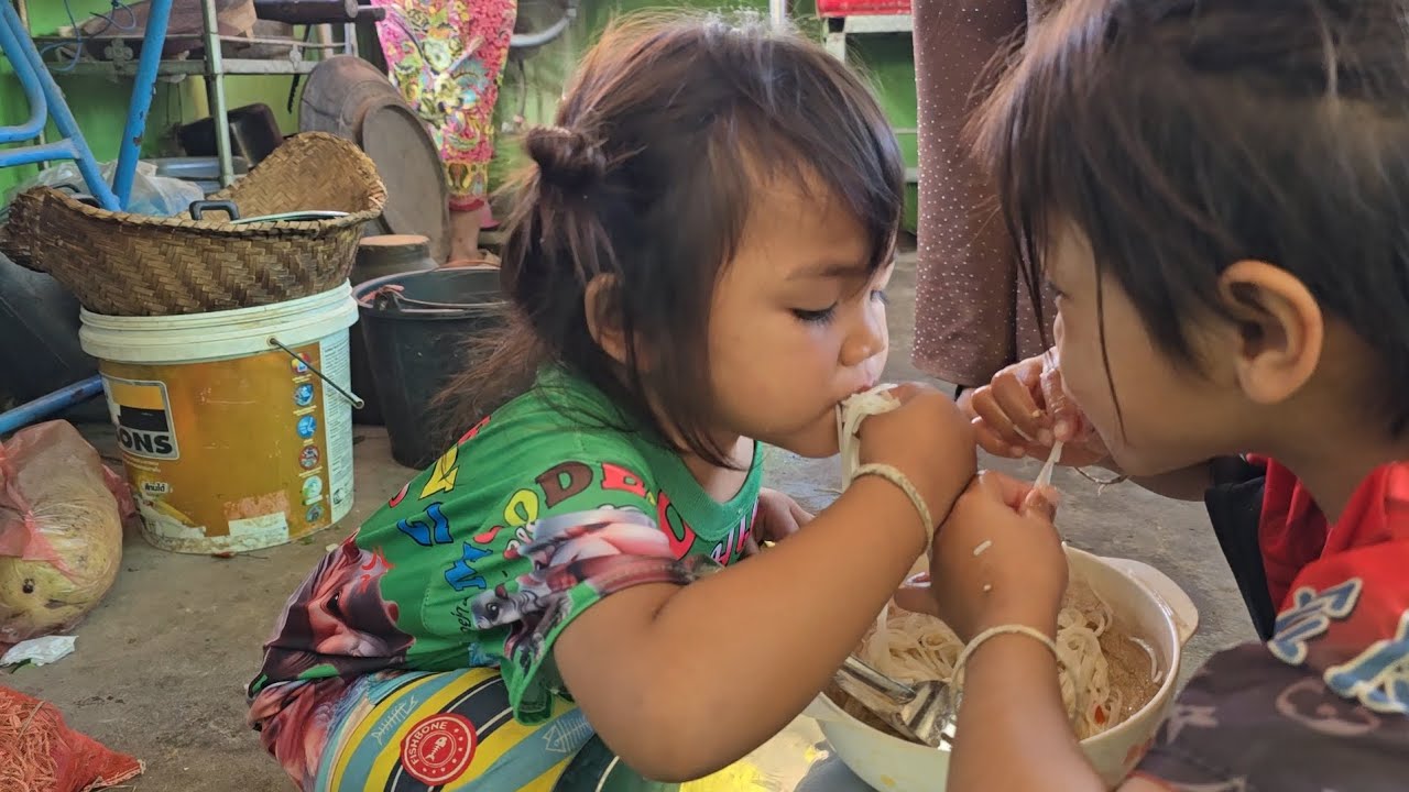 ความหิวของเด็กน้อง‼️ครอบครัวลูก 8.‼️อีน้อยๆมันเก่ง กินเองได้