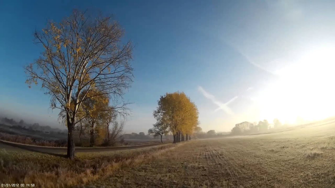 Mglisty, jesienny poranek i bezpilotowiec - efektowne przeloty w romantycznej scenerii