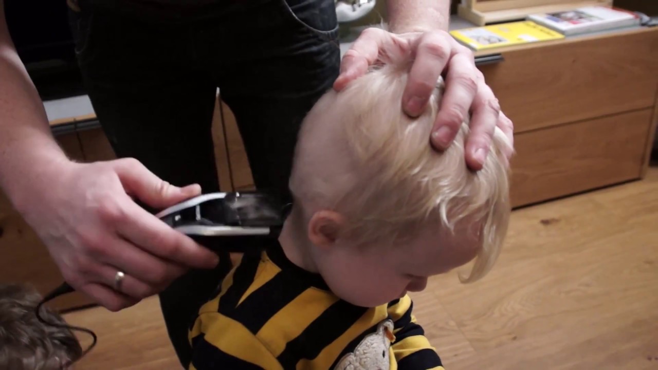 Schneiden Milan die Haare mit dem neuen Haarschneider Philips 7000