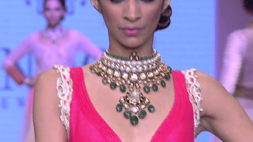 Kristina Akheeva walks for Anmol Jewellers at IIJW 2012