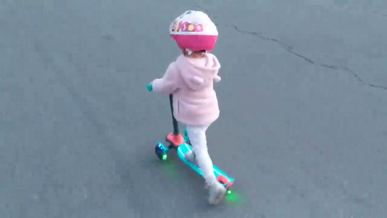 Chillafish Scotti 3 Wheel Lean to Steer Scooter, Awesome Scooter
