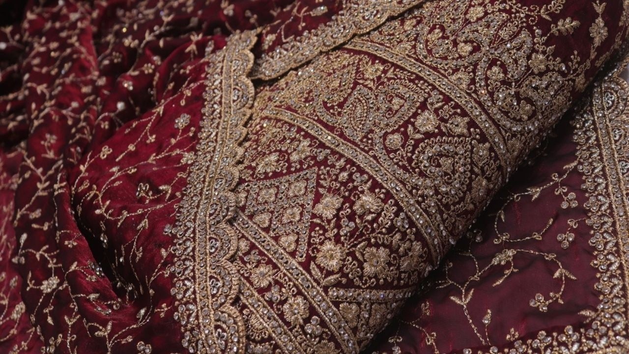 ARNG-4490 The Dark Malbec Heavy Zari Work Saree with Veil Traditional Craftsmanship