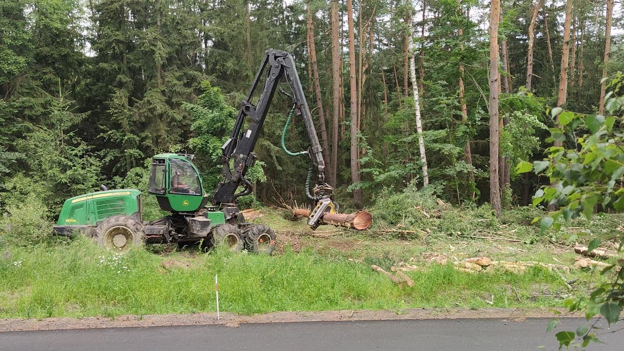 John Deere 1070E harvester - strojní těžba dřeva / mechanical wood harvesting