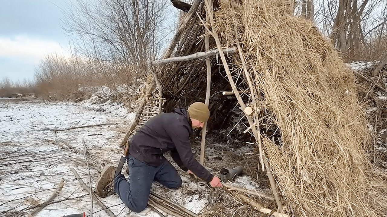 Building a Simple Shelter by the Stream in the Freezing Cold - My Cabin Life