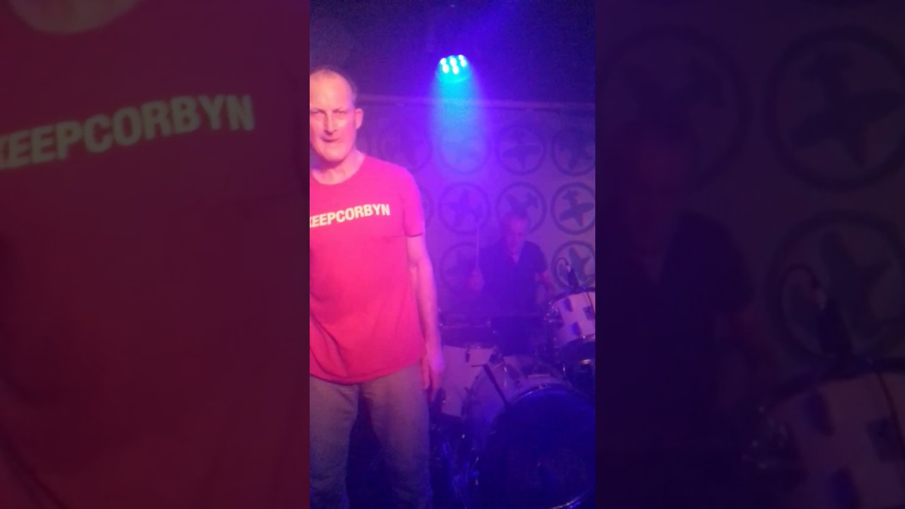 Wojtek Dmochowski et The Blue Aeroplanes dedicacent ce morceau.