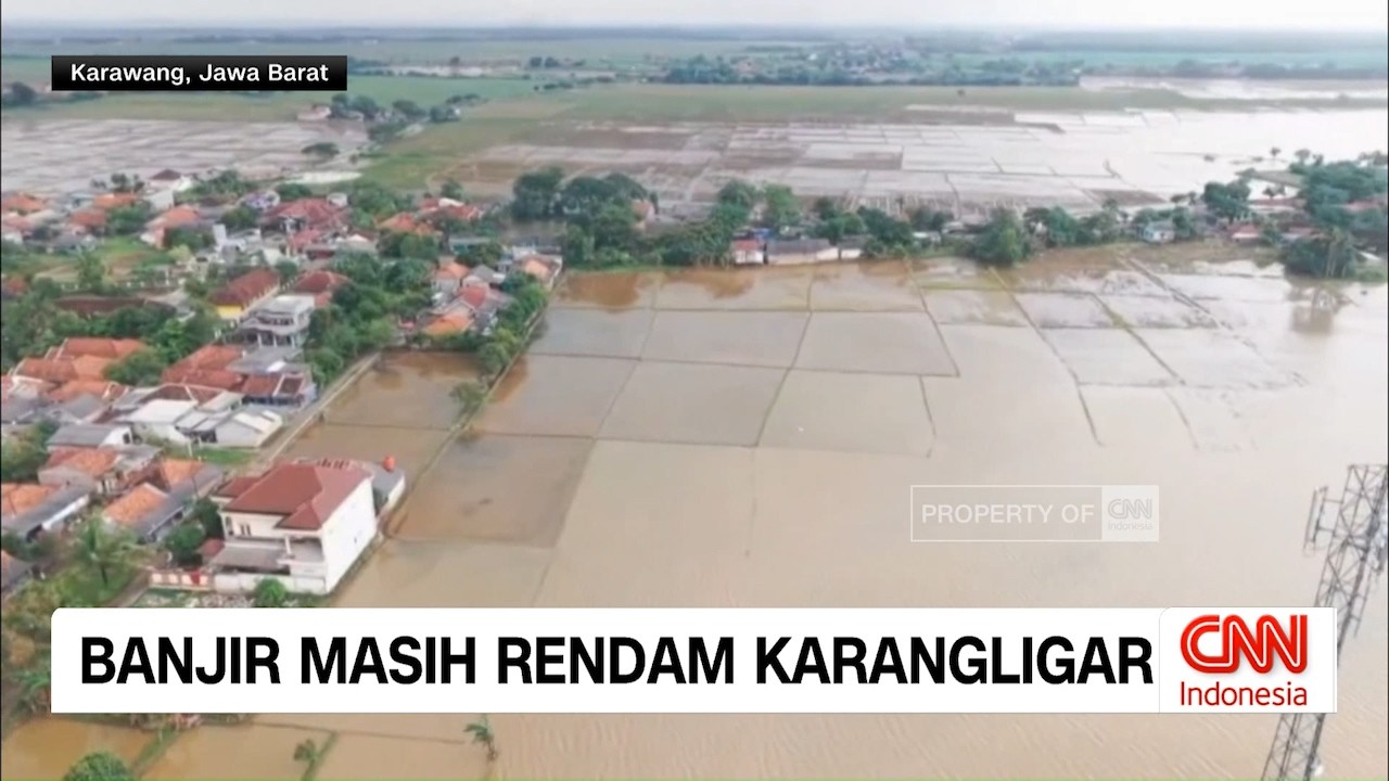 Banjir Sebarkan Sampah ke Jalan Akses Marunda dan Banjir masih Rendam Karangliar