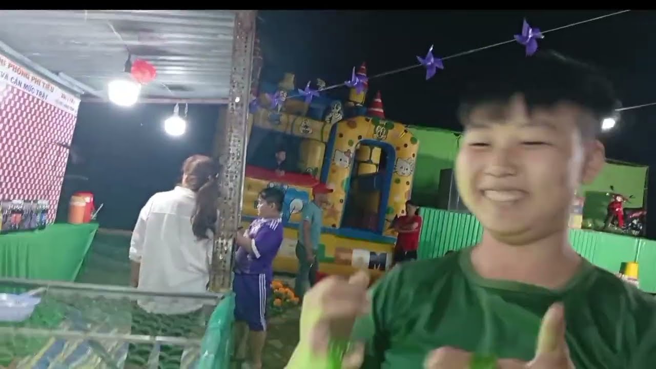 Mùng 2 Tết đi hội chợ 