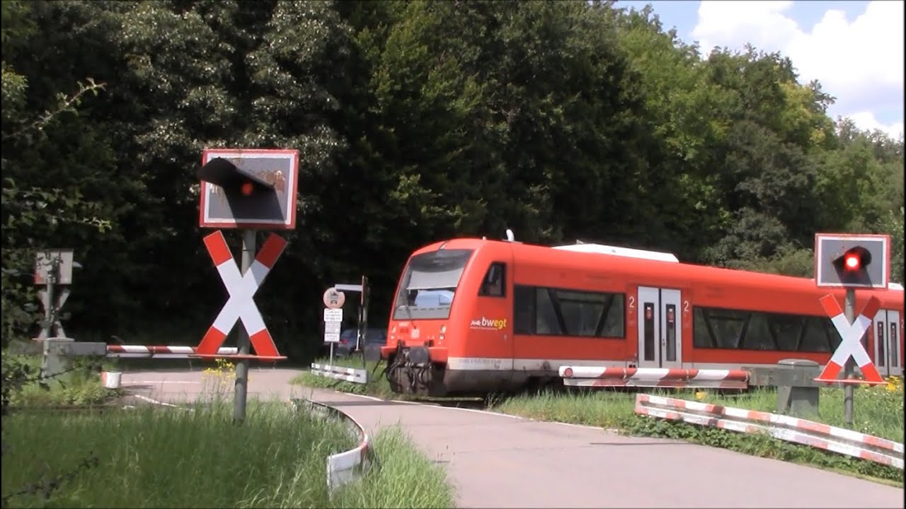 Bahn&uuml;bergang Bad Niedernau (D) mit alte Schranken / Spoorwegovergangen Duitsland