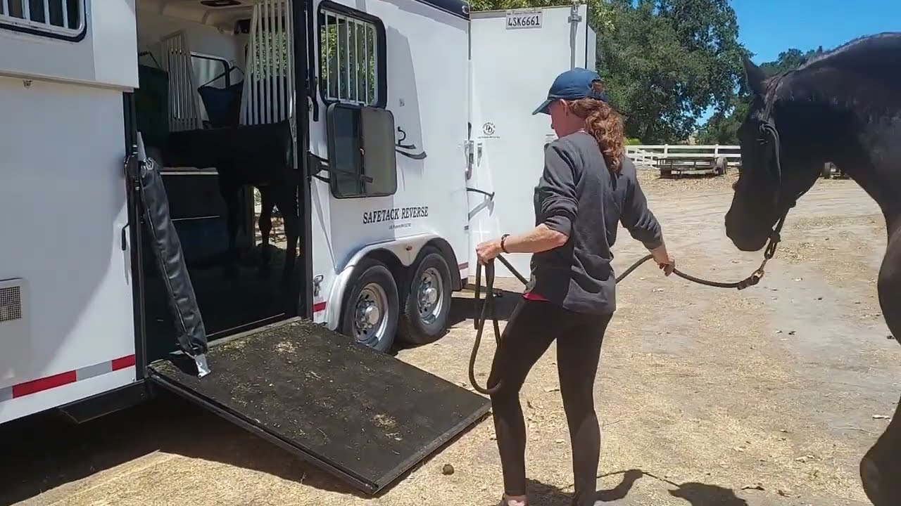 2 Horse Trail Blazer Living Quarters Client Tour