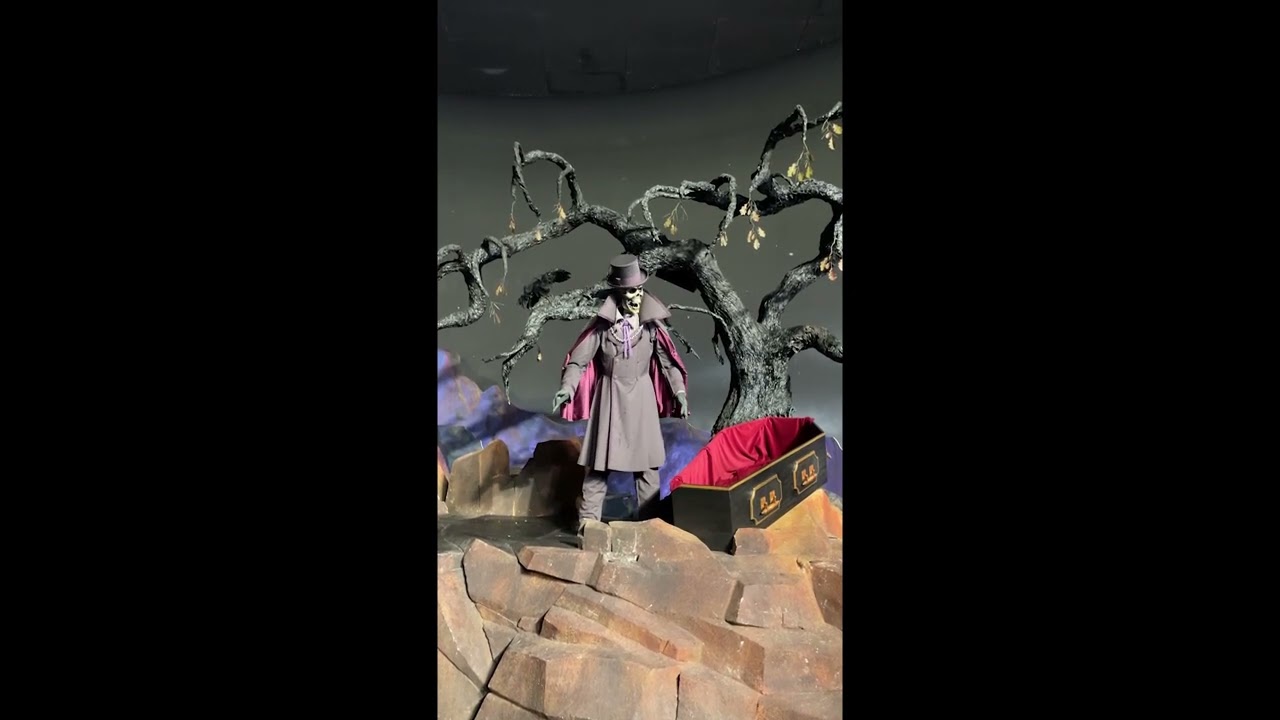 Phantom Manor 101 spot lights on - Visite à Disneyland Paris le 25 avril 2022. Phantom Manor éclairé