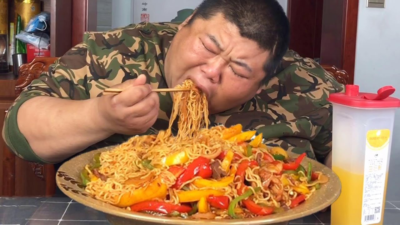 胖哥家断粮了，5包方便面炒羊杂，要啥大鱼大肉，凑合吃口得了！【胖猴仔】