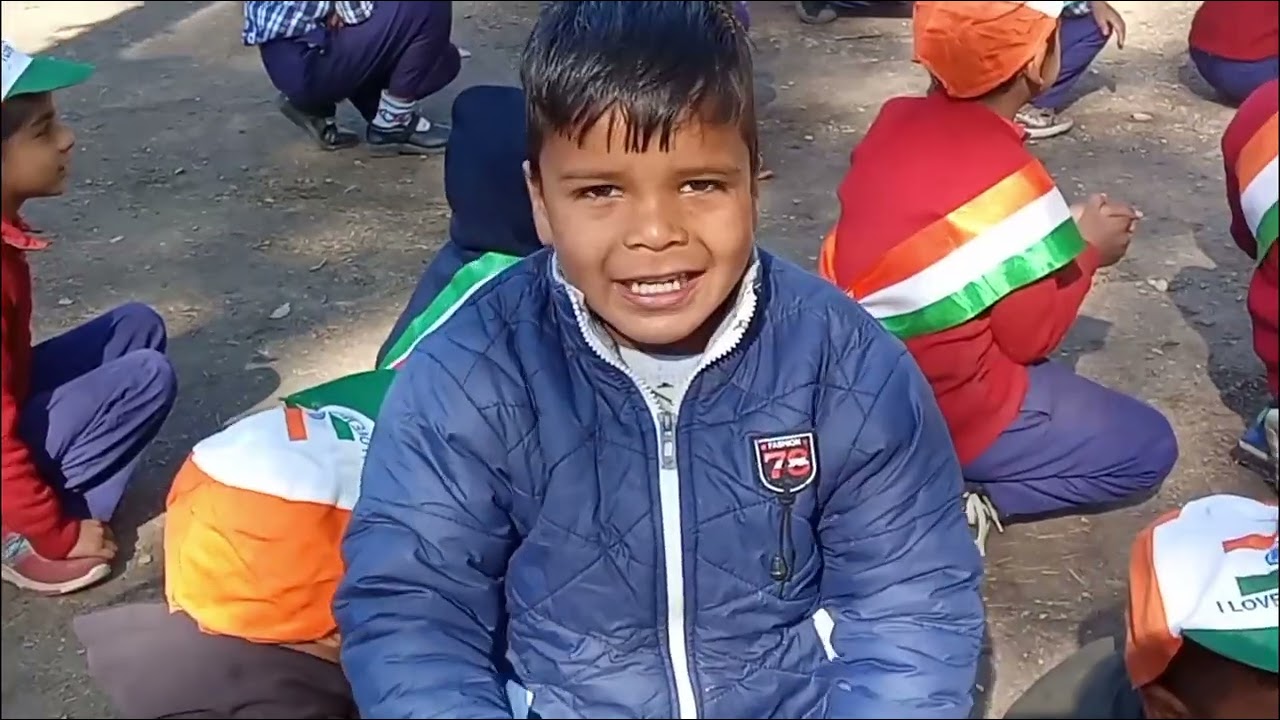 प्रा.वि.सिलोगी में बच्चे गणतंत्र दिवस मनाते हुए।