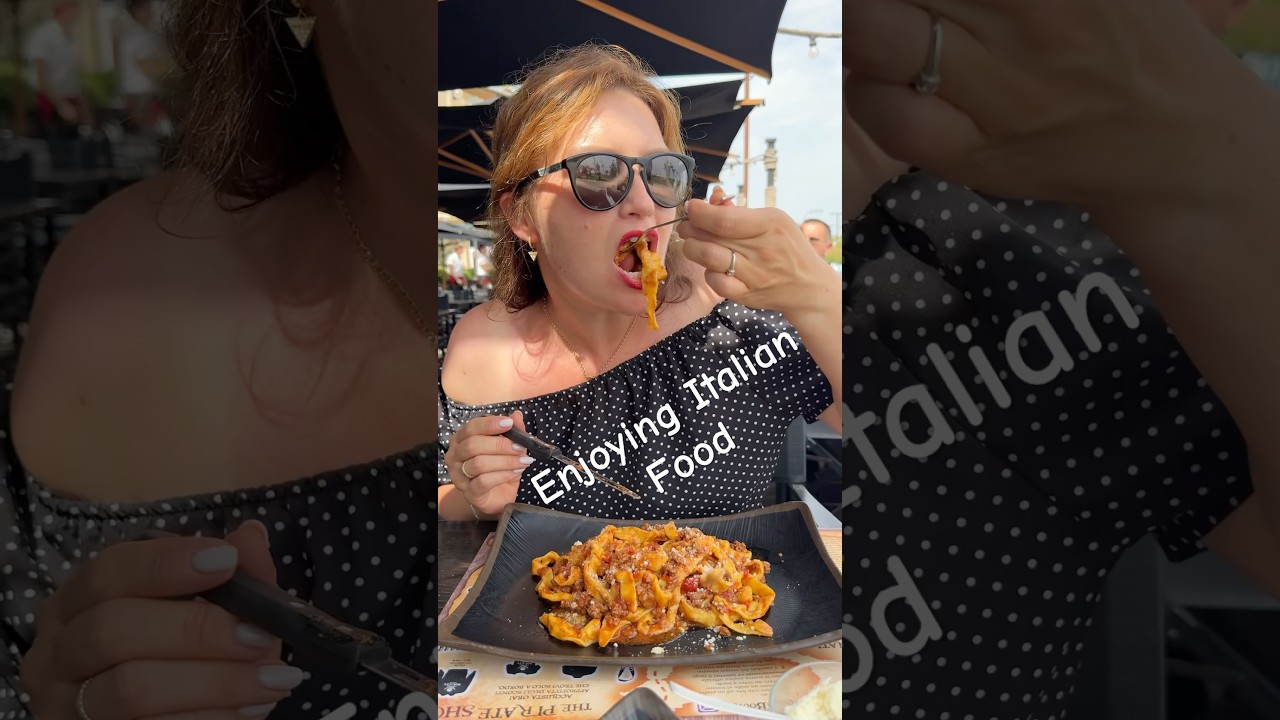Наслаждаюсь итальянской едой в Римини, Италия 