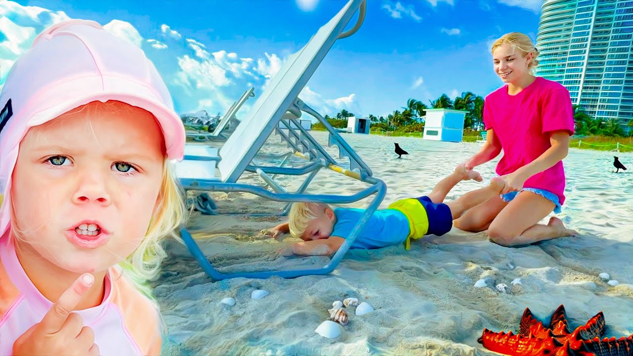 Maggie Naomi y David juegan al escondite en la playa