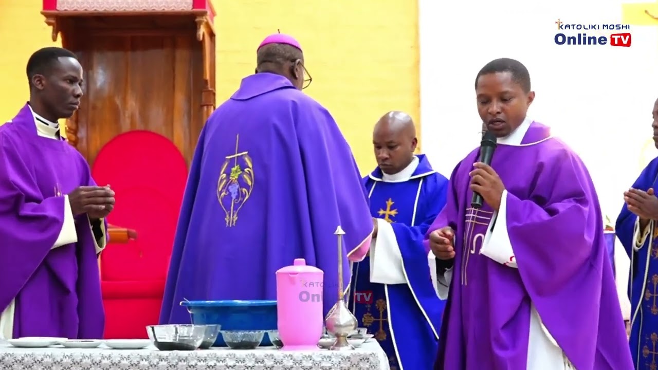 TAZAMA ASKOFU MINDE AKICHANGANYA NA KUPAKWA MAJIVU PAMOJA NA WAAMINI KANISA KUU KRISTU MFALME