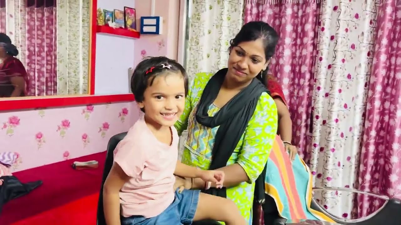 Dhriti parlour e giye kemon hair cutting korlo 😍🥰😘😍