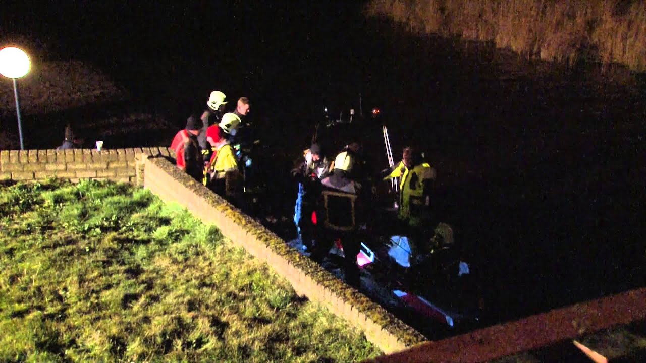 Kropswolde - Brandweer redt opvarenden van vast gelopen boot op het Zuidlaardermeer