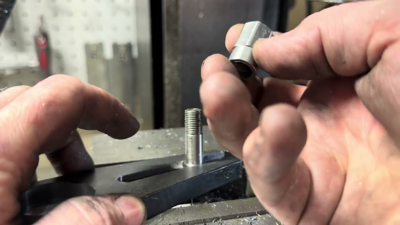 Токарный станок по металлу Grizzly G0602 или аналогичный станок с ручной сменой зубчатых передач....