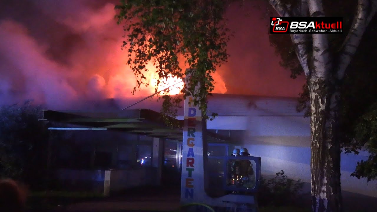 Hoher Sachschaden: Flammen einer brennenden Mülltonne greifen auf Kindergarten über – Zeugensuche