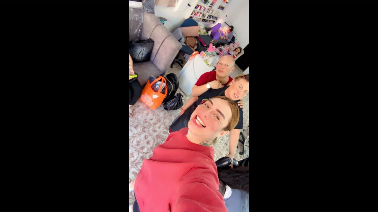 Yo ubicar con las chicas haciendo la rifa de los rosarios de Marianita .￼