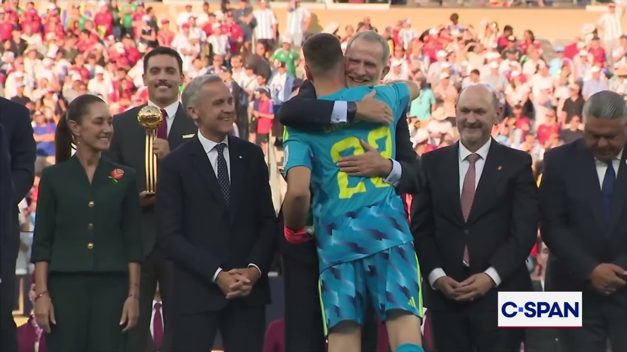 Trump give FIFA World Cup medals to Argentina & referees -Sheinbaum & Carney ExMo PODCAST BONUSw/