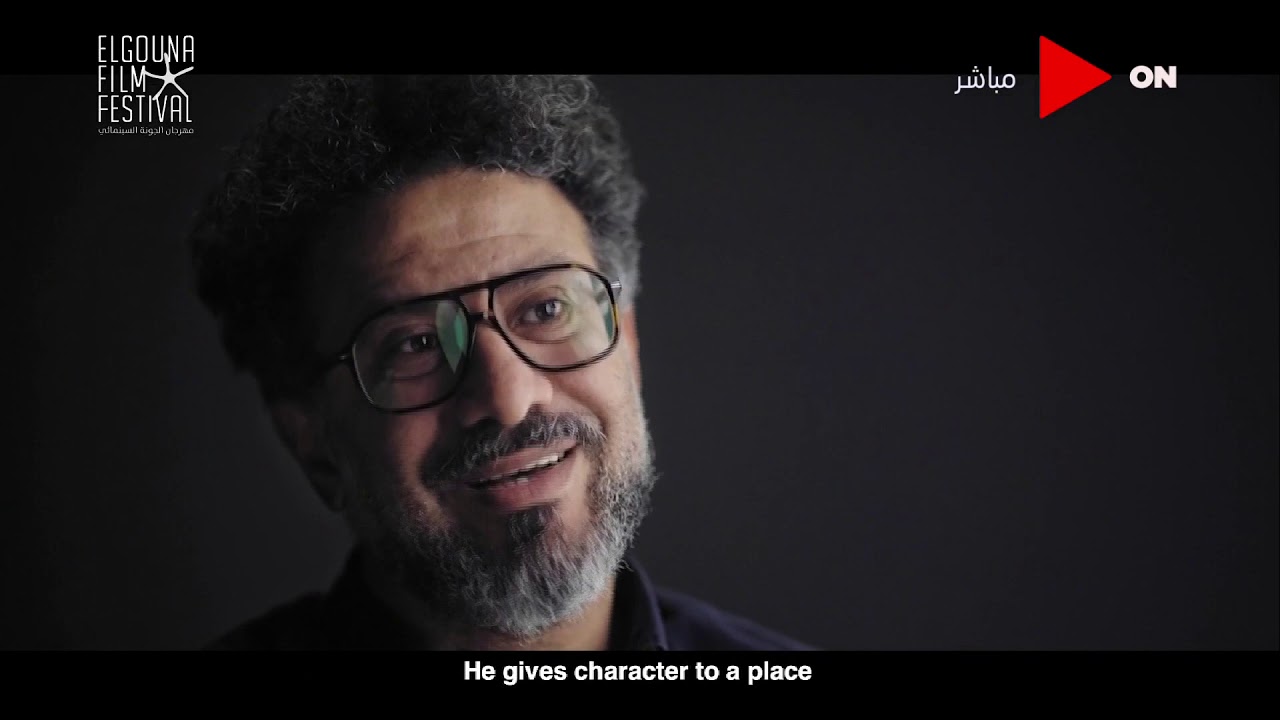 لحظة تكريم فنان الديكور 
