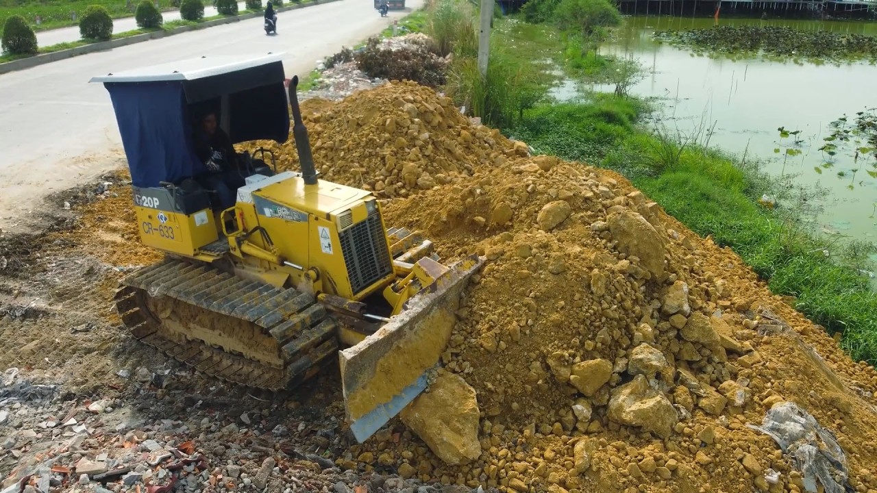 Driver Work Action! Using the powerful Komatsu dozer with dump trucks to move stone & soil smoothly