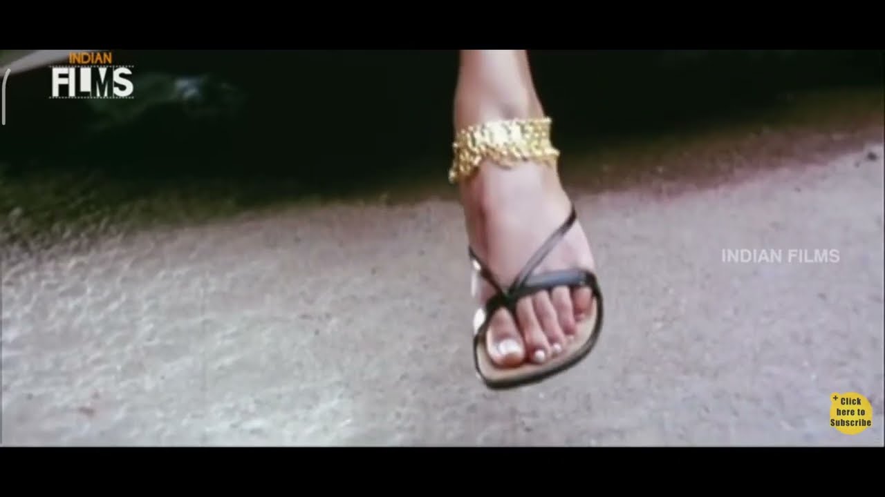 Shriya Reddy gold anklet feet