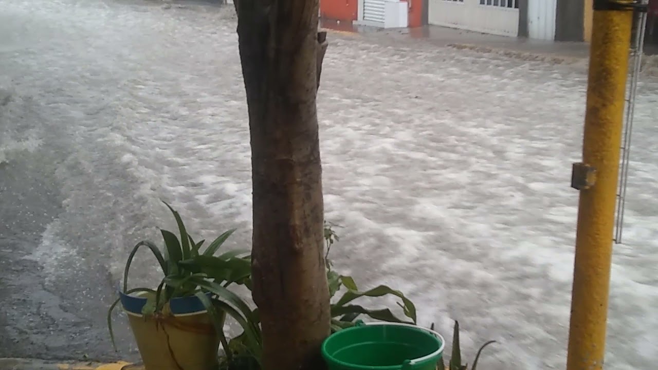 Así se formó ríos de agua con granizo en Santa María Tulpetlac por Mega Tromba