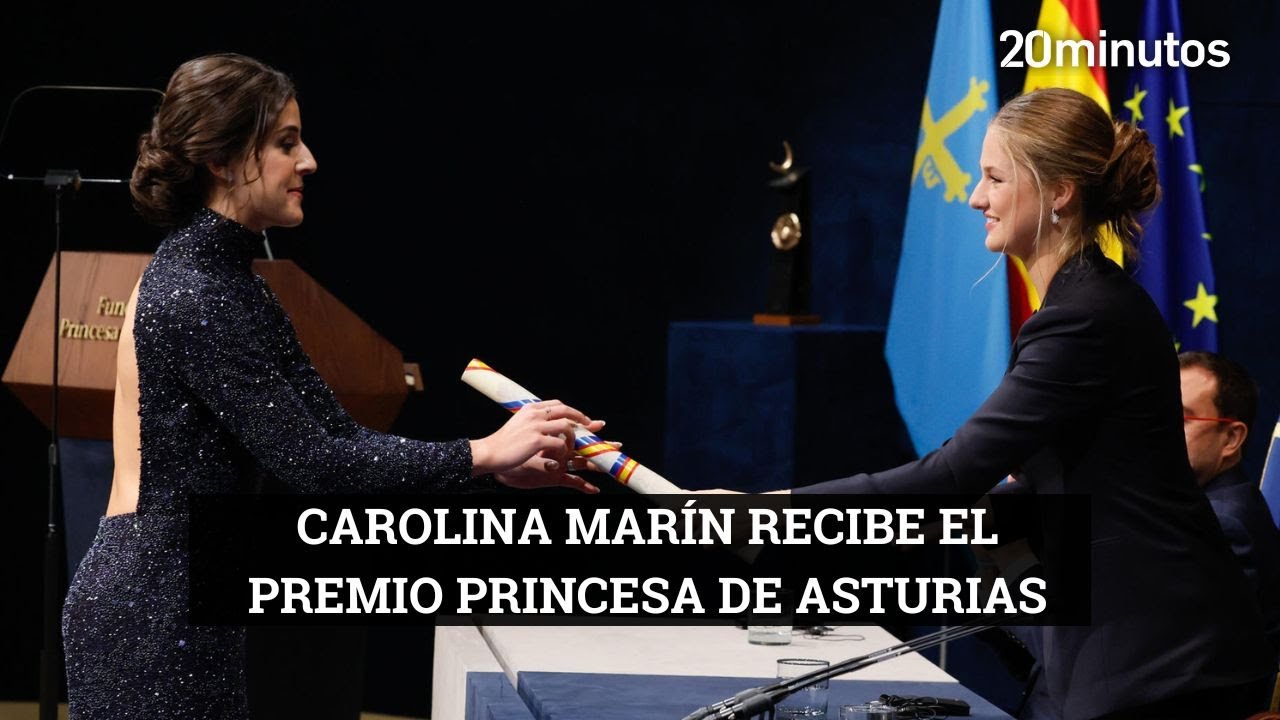 Carolina Marín recibe el premio Princesa de Asturias con su madre muy emocionada entre el público