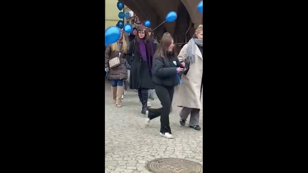 Przyszli maturzyści tańczyli poloneza na bolesławieckim rynku