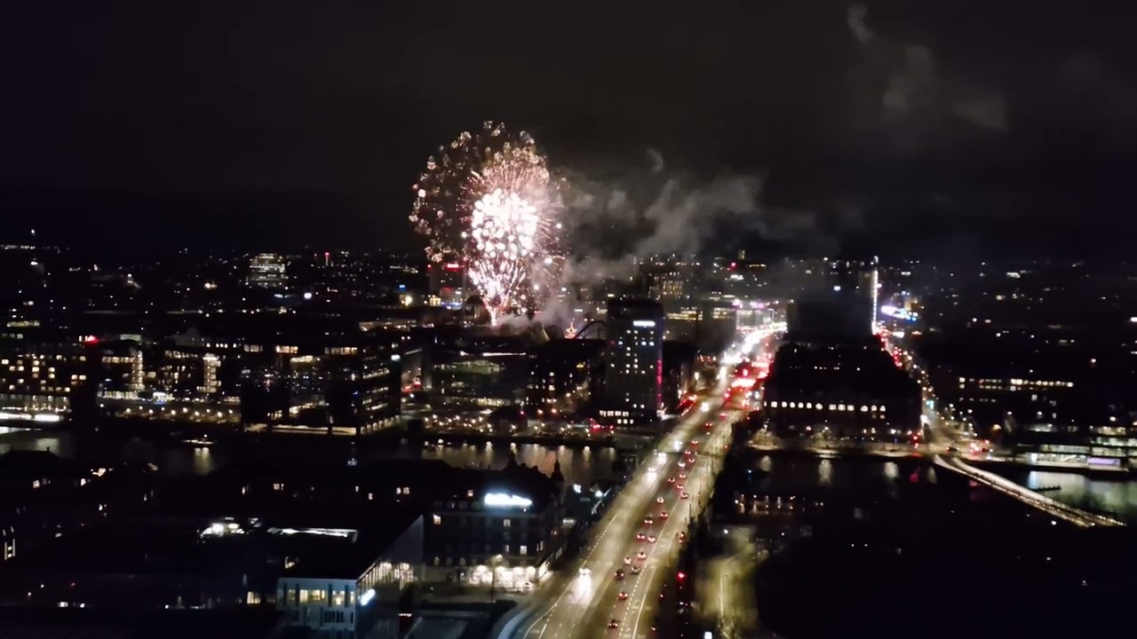 Tivoli markerer tronskifte med historisk stort fyrv&aelig;rkerishow