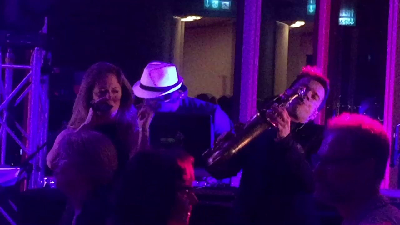 DJ PLUS Sängerin und Saxophon - Livemusik Roadrunner