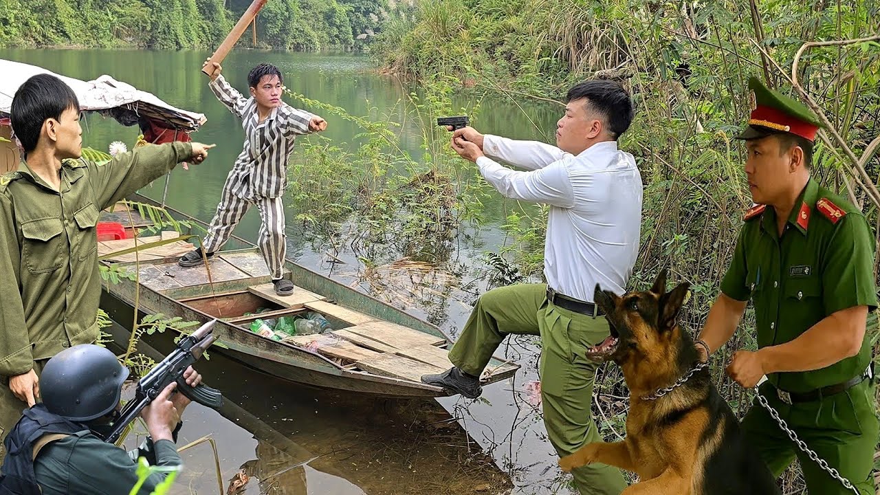 The prisoner was surrounded by Huong police. Having no way to escape, he fought back fiercely.