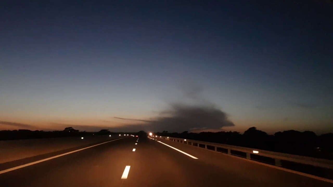 Rouler sur l'autoroute Ila Touba, la nuit