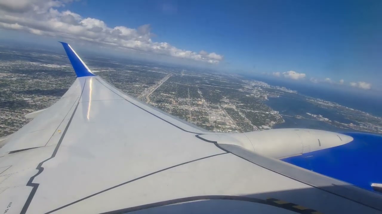 United Airlines N77518 Boeing 737-800 Takeoff from Miami