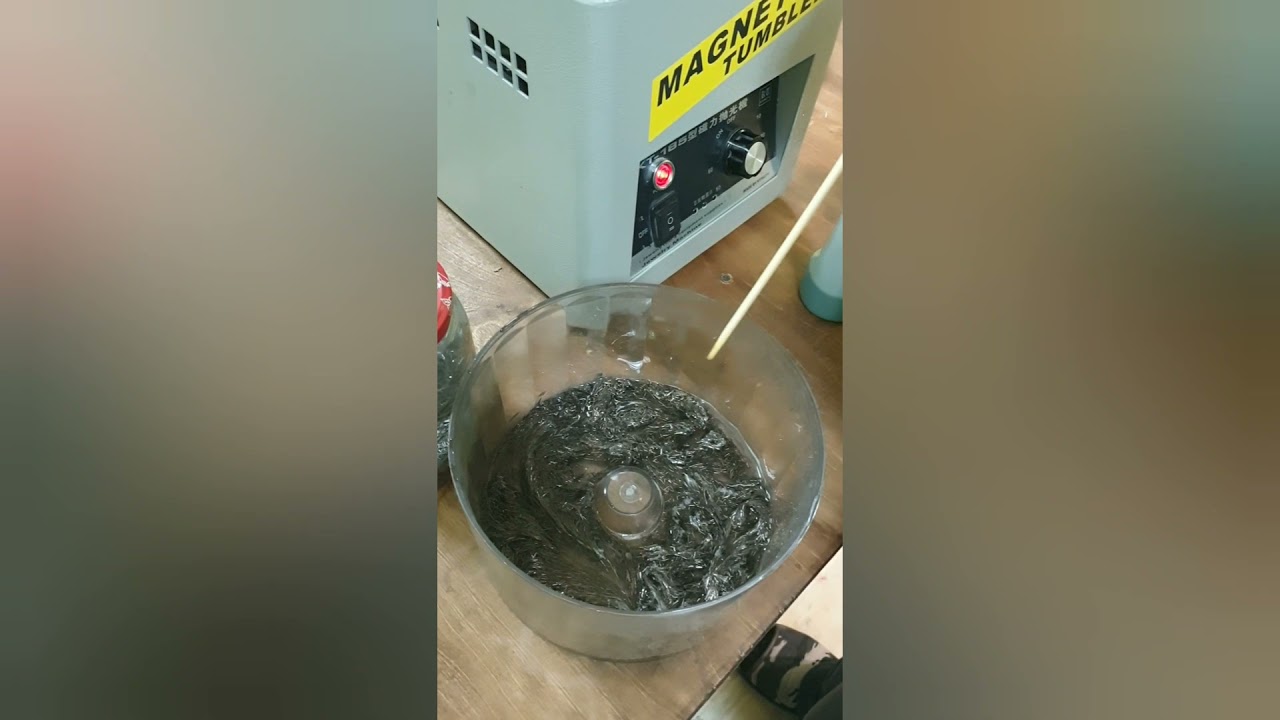 Магнитная галтовка КТ -185 в работе.